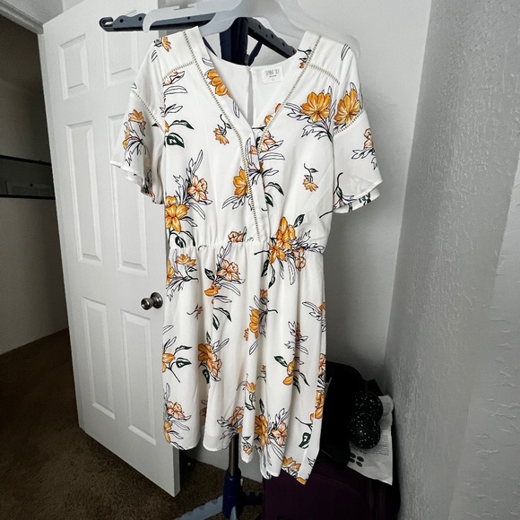 BRAND: Sienna Sky. Made in Vietnam, size Large. Casual - Picture 1 of 8